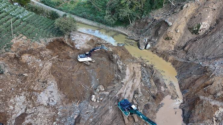 İçişleri Bakan Yardımcısı Karaloğlu, Rize'de heyelan yaşanan köyde inceleme yaptı 12