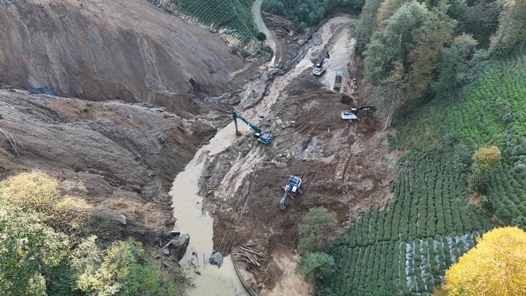 İçişleri Bakan Yardımcısı Karaloğlu, Rize'de heyelan yaşanan köyde inceleme yaptı 13