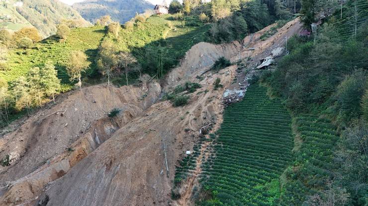 İçişleri Bakan Yardımcısı Karaloğlu, Rize'de heyelan yaşanan köyde inceleme yaptı 14