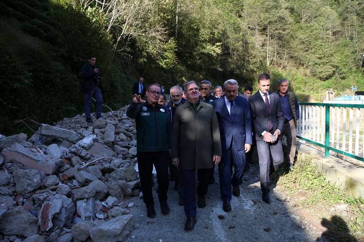 İçişleri Bakan Yardımcısı Karaloğlu, Rize'de heyelan yaşanan köyde inceleme yaptı 15