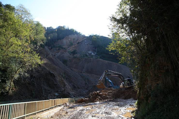 İçişleri Bakan Yardımcısı Karaloğlu, Rize'de heyelan yaşanan köyde inceleme yaptı 16