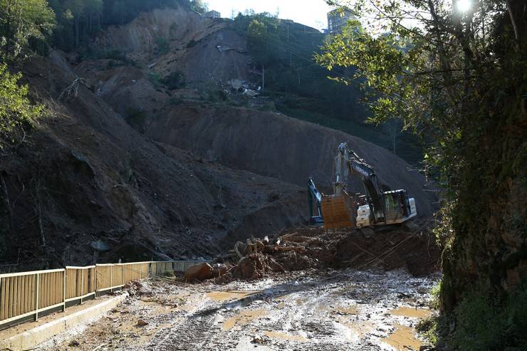 İçişleri Bakan Yardımcısı Karaloğlu, Rize'de heyelan yaşanan köyde inceleme yaptı 17