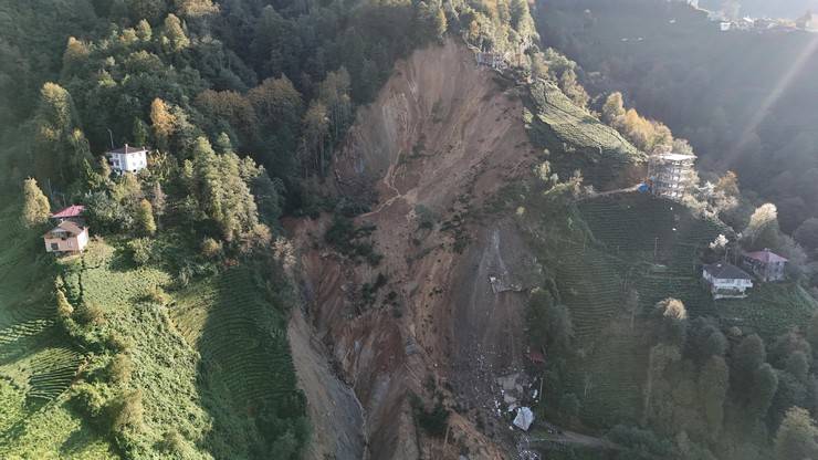 İçişleri Bakan Yardımcısı Karaloğlu, Rize'de heyelan yaşanan köyde inceleme yaptı 2