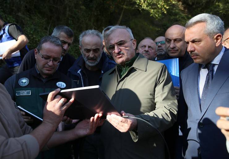 İçişleri Bakan Yardımcısı Karaloğlu, Rize'de heyelan yaşanan köyde inceleme yaptı 3