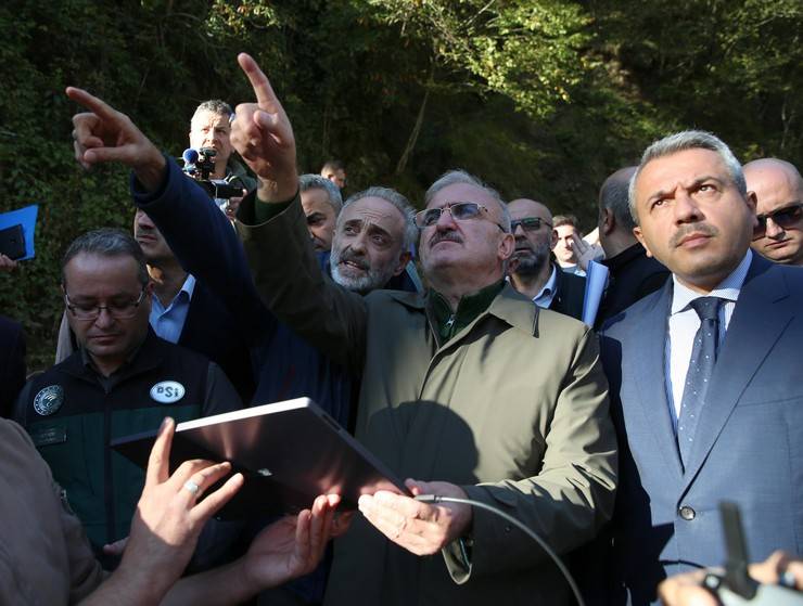 İçişleri Bakan Yardımcısı Karaloğlu, Rize'de heyelan yaşanan köyde inceleme yaptı 5