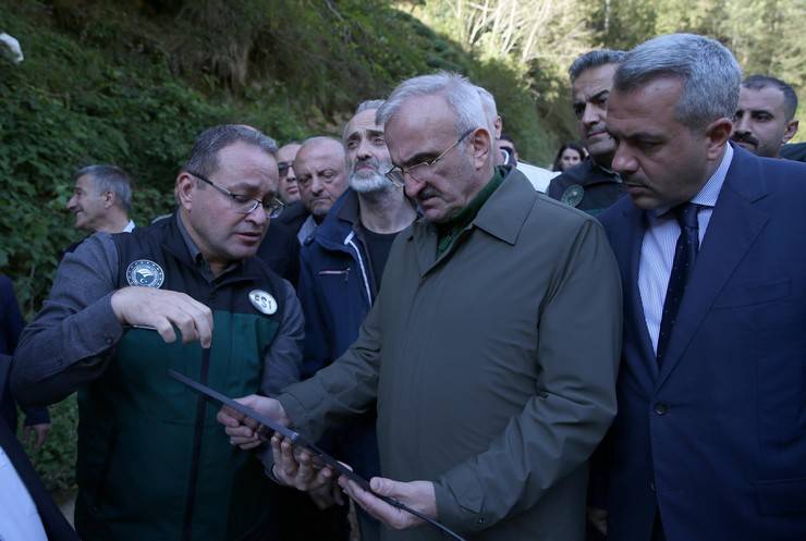 İçişleri Bakan Yardımcısı Karaloğlu, Rize'de heyelan yaşanan köyde inceleme yaptı 6