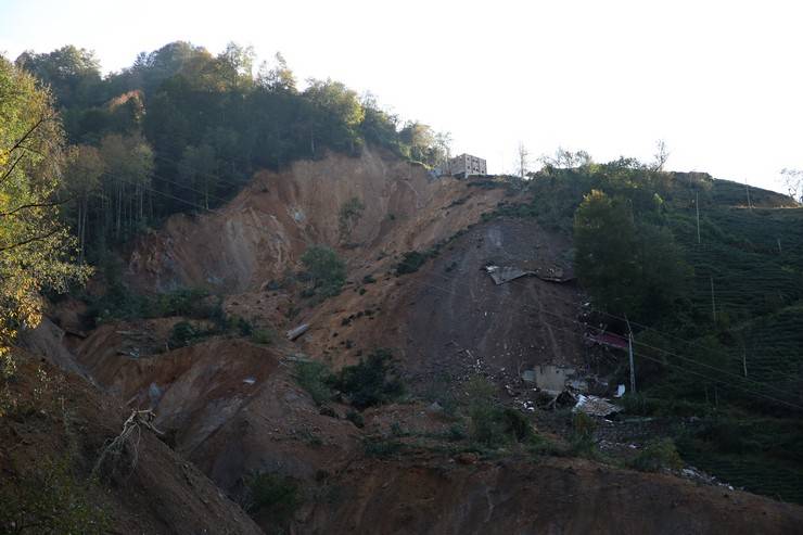 İçişleri Bakan Yardımcısı Karaloğlu, Rize'de heyelan yaşanan köyde inceleme yaptı 7