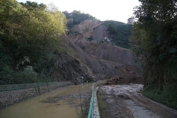 İçişleri Bakan Yardımcısı Karaloğlu, Rize'de heyelan yaşanan köyde inceleme yaptı 8