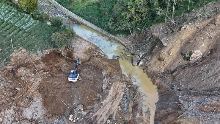 İçişleri Bakan Yardımcısı Karaloğlu, Rize'de heyelan yaşanan köyde inceleme yaptı 9