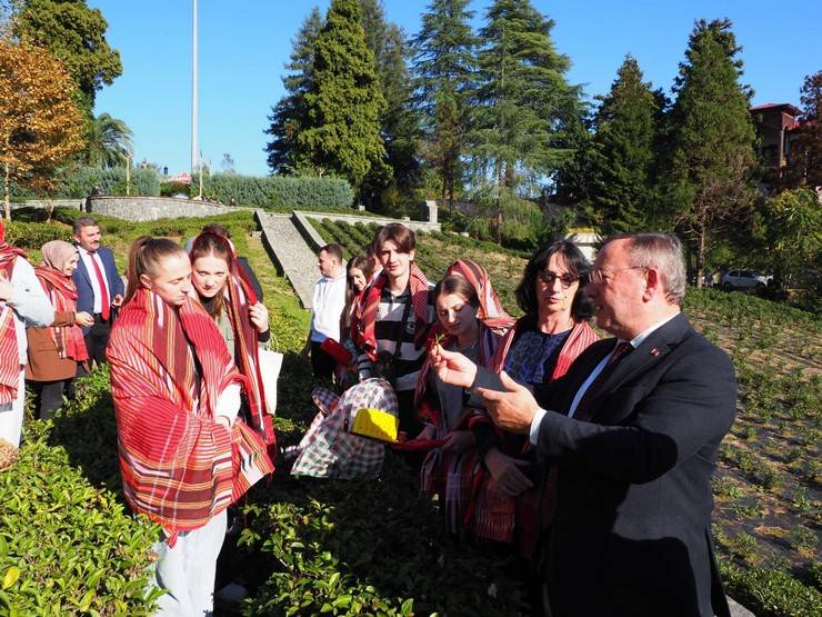 Makedonyalı Türk Gençler ÇAYKUR'un konuğu oldu 17