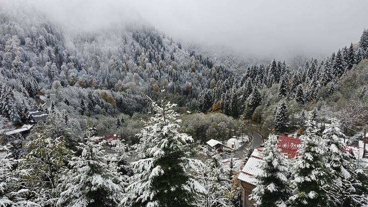 Rize'nin yüksek kesimlerine kar yağdı 2