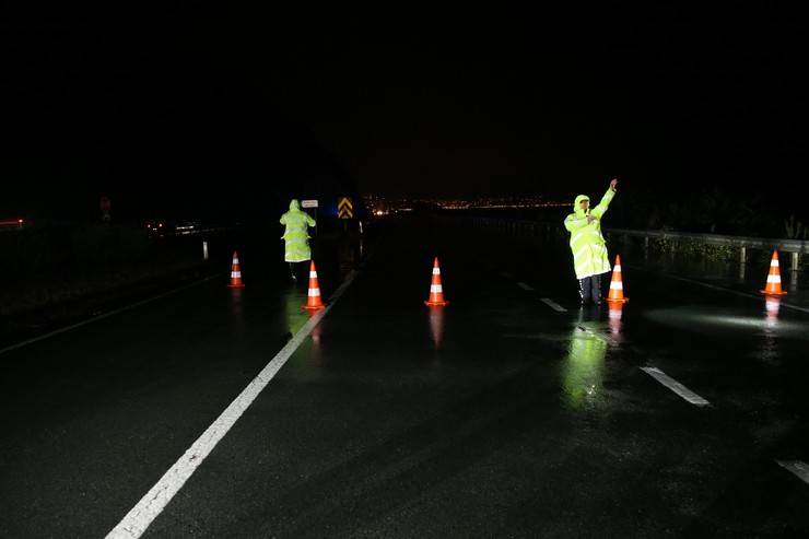 Karadeniz Sahil Yolu heyelan nedeniyle tek yönlü trafiğe kapandı 1