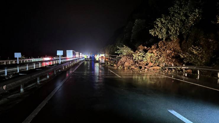 Karadeniz Sahil Yolu heyelan nedeniyle tek yönlü trafiğe kapandı 10