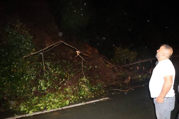 Karadeniz Sahil Yolu heyelan nedeniyle tek yönlü trafiğe kapandı 12