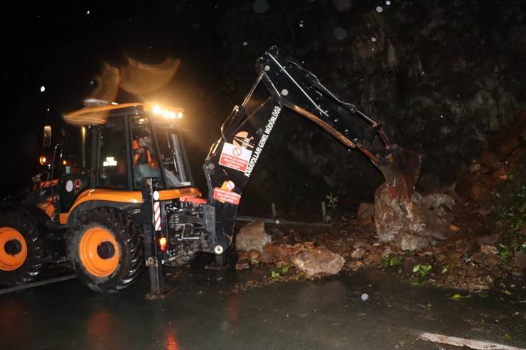 Karadeniz Sahil Yolu heyelan nedeniyle tek yönlü trafiğe kapandı 13