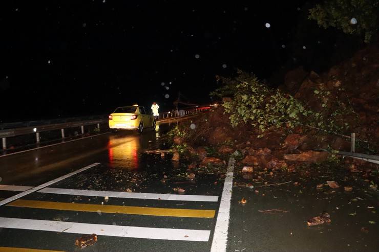 Karadeniz Sahil Yolu heyelan nedeniyle tek yönlü trafiğe kapandı 16