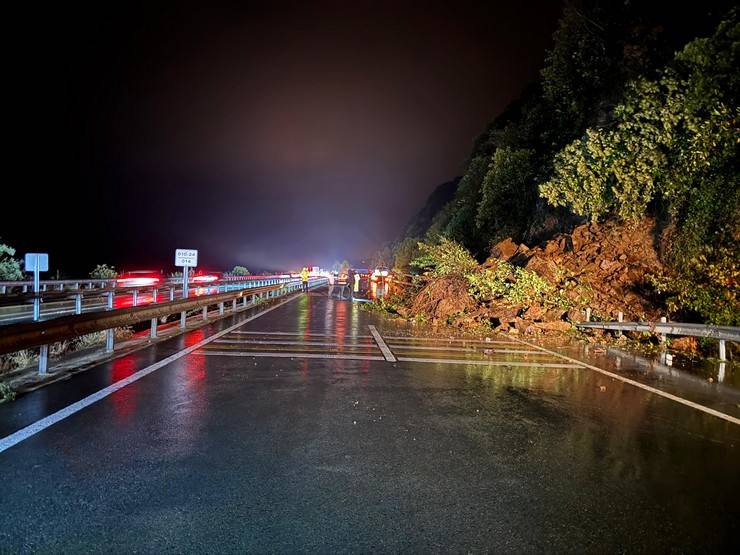 Karadeniz Sahil Yolu heyelan nedeniyle tek yönlü trafiğe kapandı 17