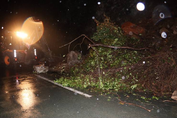 Karadeniz Sahil Yolu heyelan nedeniyle tek yönlü trafiğe kapandı 18