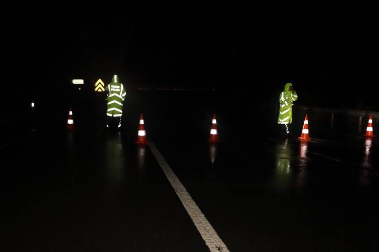 Karadeniz Sahil Yolu heyelan nedeniyle tek yönlü trafiğe kapandı 2