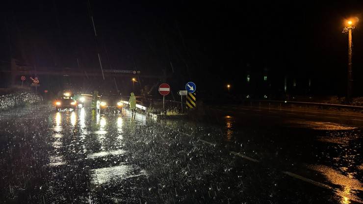 Karadeniz Sahil Yolu heyelan nedeniyle tek yönlü trafiğe kapandı 3