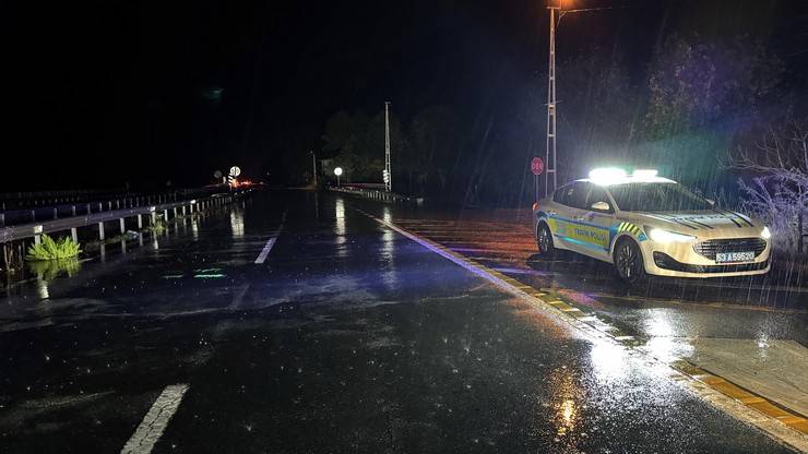 Karadeniz Sahil Yolu heyelan nedeniyle tek yönlü trafiğe kapandı 4