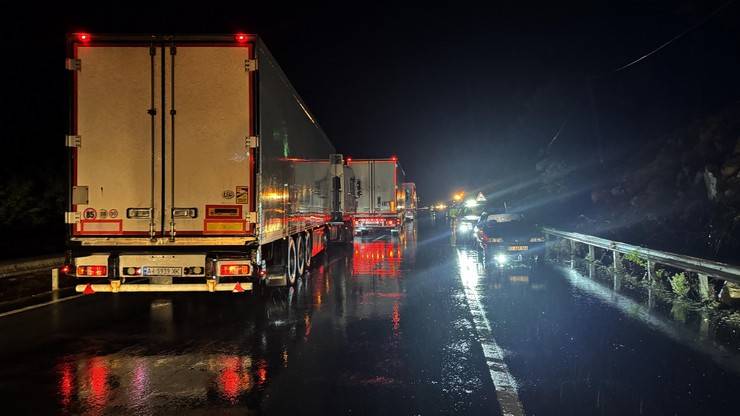 Karadeniz Sahil Yolu heyelan nedeniyle tek yönlü trafiğe kapandı 5