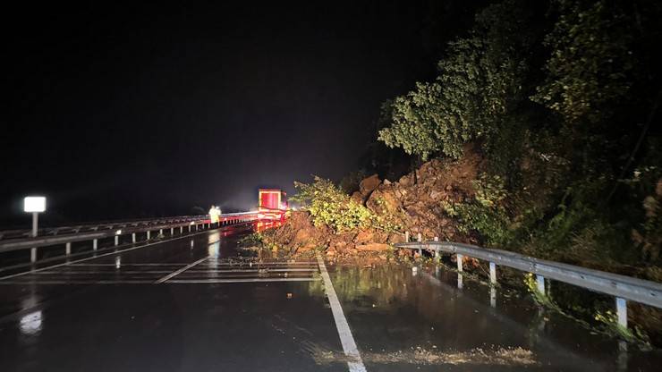 Karadeniz Sahil Yolu heyelan nedeniyle tek yönlü trafiğe kapandı 6