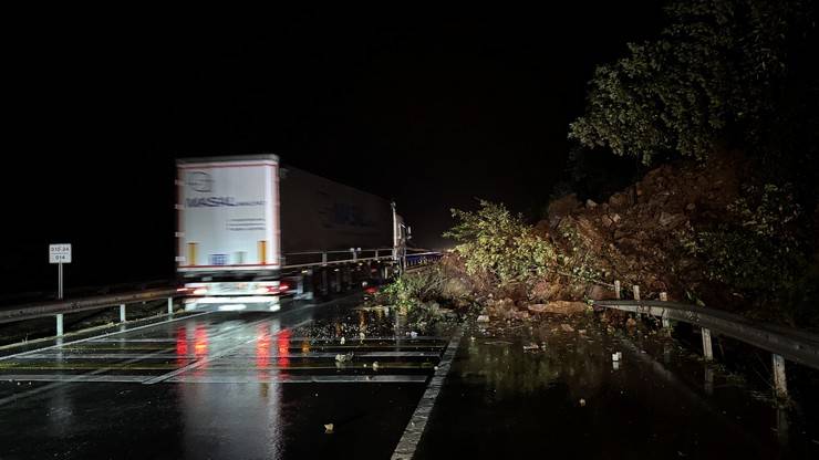 Karadeniz Sahil Yolu heyelan nedeniyle tek yönlü trafiğe kapandı 7