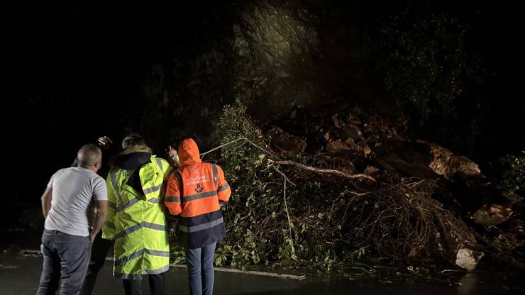 Karadeniz Sahil Yolu heyelan nedeniyle tek yönlü trafiğe kapandı 8