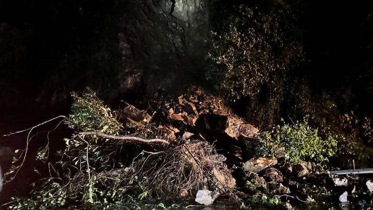 Karadeniz Sahil Yolu heyelan nedeniyle tek yönlü trafiğe kapandı 9