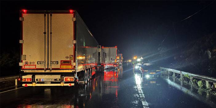 Karadeniz Sahil Yolu heyelan nedeniyle tek yönlü trafiğe kapandı