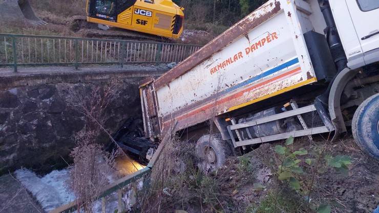 Rize'de kamyon altına aldığı otomobille dereye düştü 10