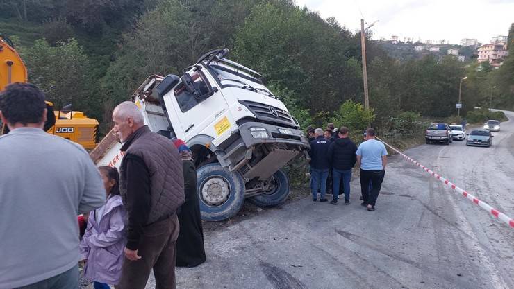 Rize'de kamyon altına aldığı otomobille dereye düştü 11