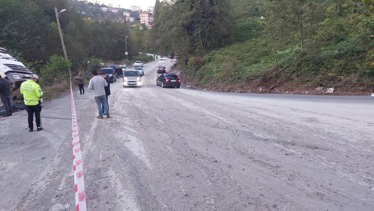 Rize'de kamyon altına aldığı otomobille dereye düştü 12