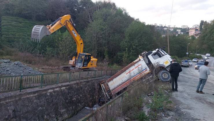 Rize'de kamyon altına aldığı otomobille dereye düştü 13