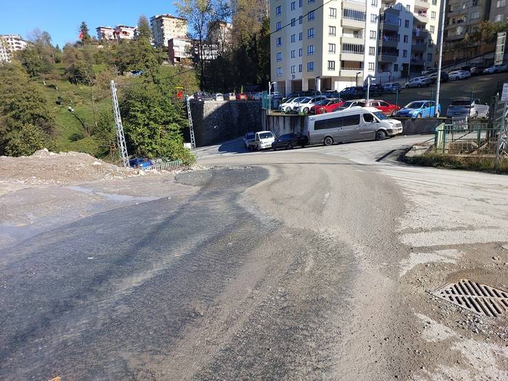 Rize'de kamyon altına aldığı otomobille dereye düştü 14