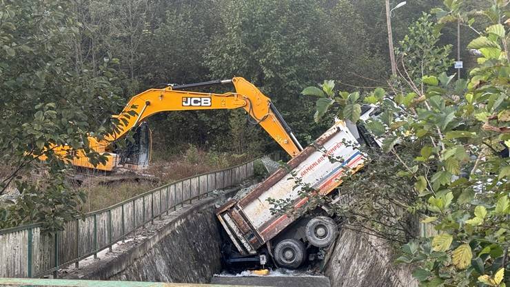 Rize'de kamyon altına aldığı otomobille dereye düştü 2