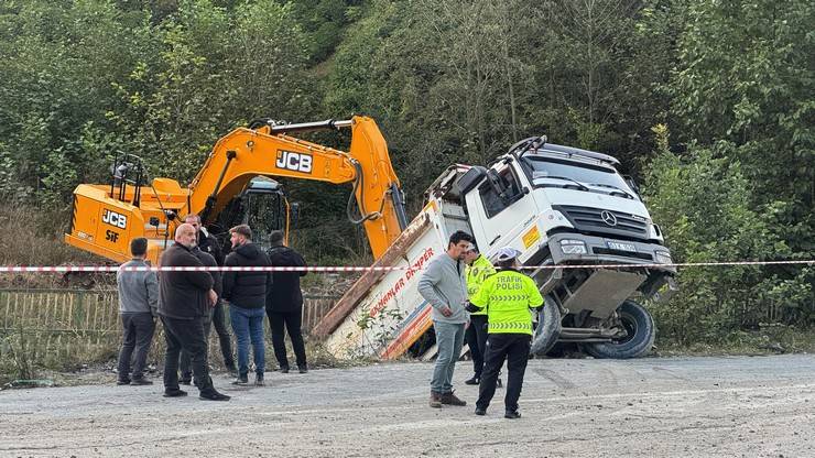 Rize'de kamyon altına aldığı otomobille dereye düştü 3