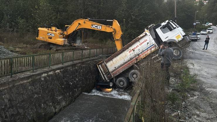 Rize'de kamyon altına aldığı otomobille dereye düştü 4