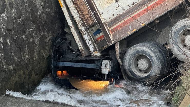 Rize'de kamyon altına aldığı otomobille dereye düştü 5