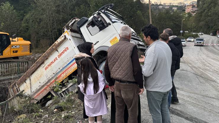 Rize'de kamyon altına aldığı otomobille dereye düştü 7