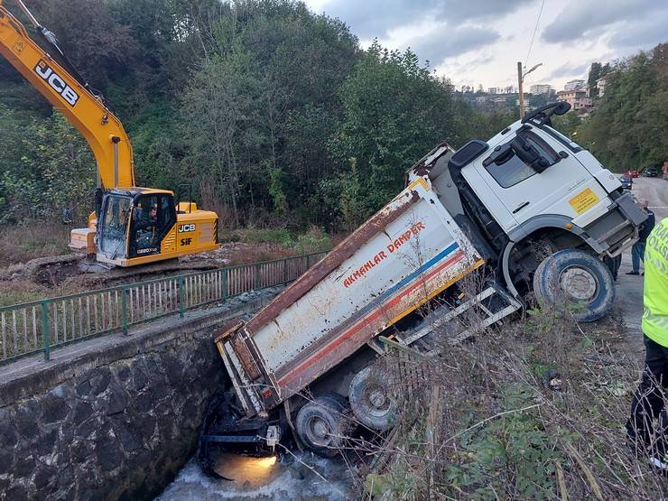 Rize'de kamyon altına aldığı otomobille dereye düştü 8