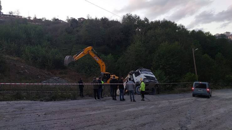 Rize'de kamyon altına aldığı otomobille dereye düştü 9