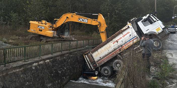 Rize'de kamyon altına aldığı otomobille dereye düştü