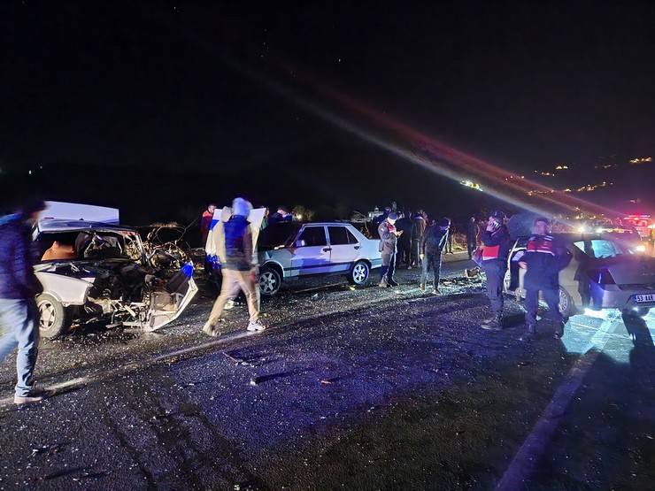 Rize'de zincirleme trafik kazası 2 ölü, 9 yaralı 12