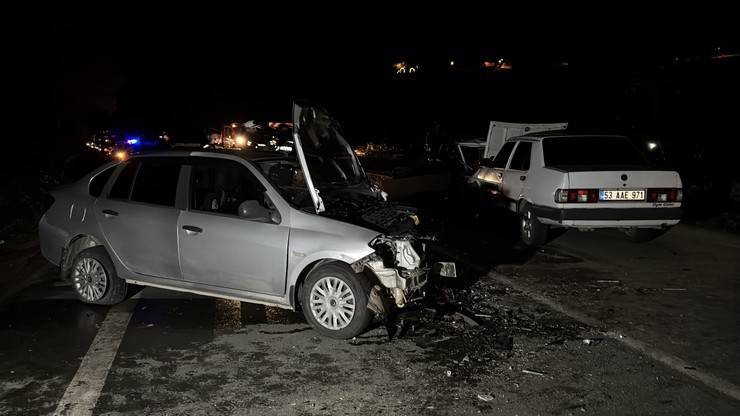 Rize'de zincirleme trafik kazası 2 ölü, 9 yaralı 18