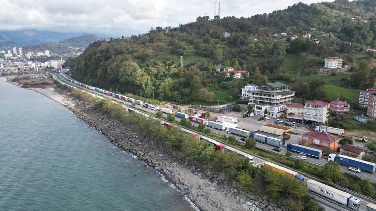 Sarp Sınır Kapısı'nda tırlar kilometrelerce kuyruk oluşturdu 1