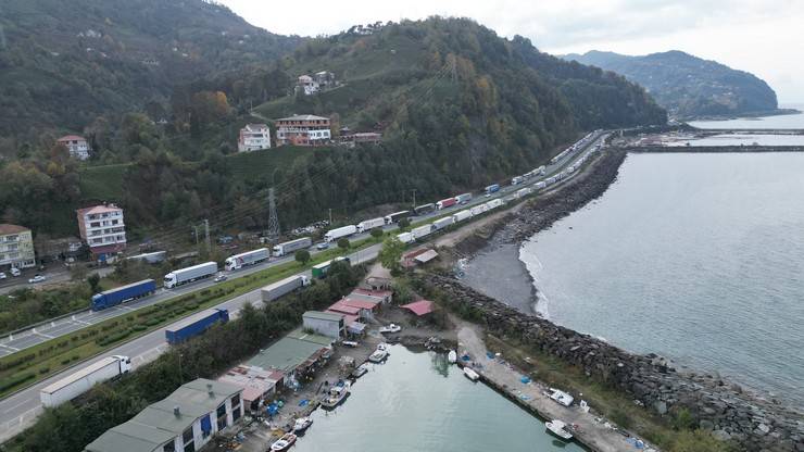 Sarp Sınır Kapısı'nda tırlar kilometrelerce kuyruk oluşturdu 2