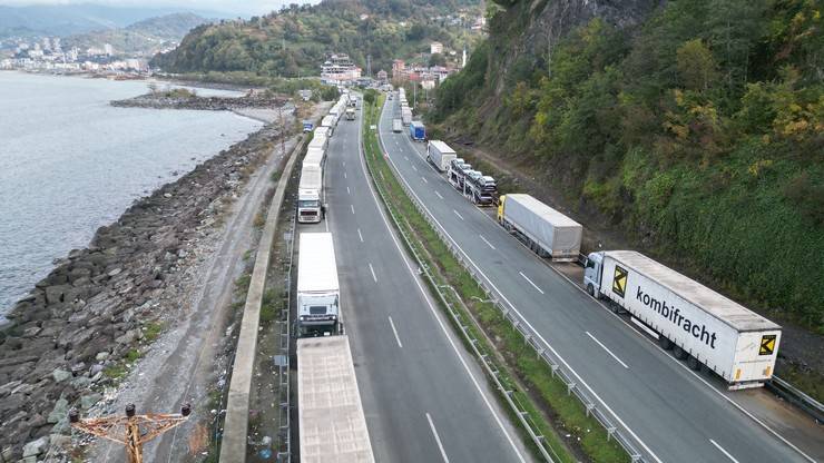 Sarp Sınır Kapısı'nda tırlar kilometrelerce kuyruk oluşturdu 5