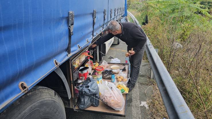 Sarp Sınır Kapısı'nda tırlar kilometrelerce kuyruk oluşturdu 9